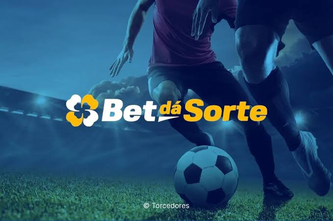 Imagem promocional com o logotipo Bet dá Sorte sobre um lance de futebol em um estádio iluminado